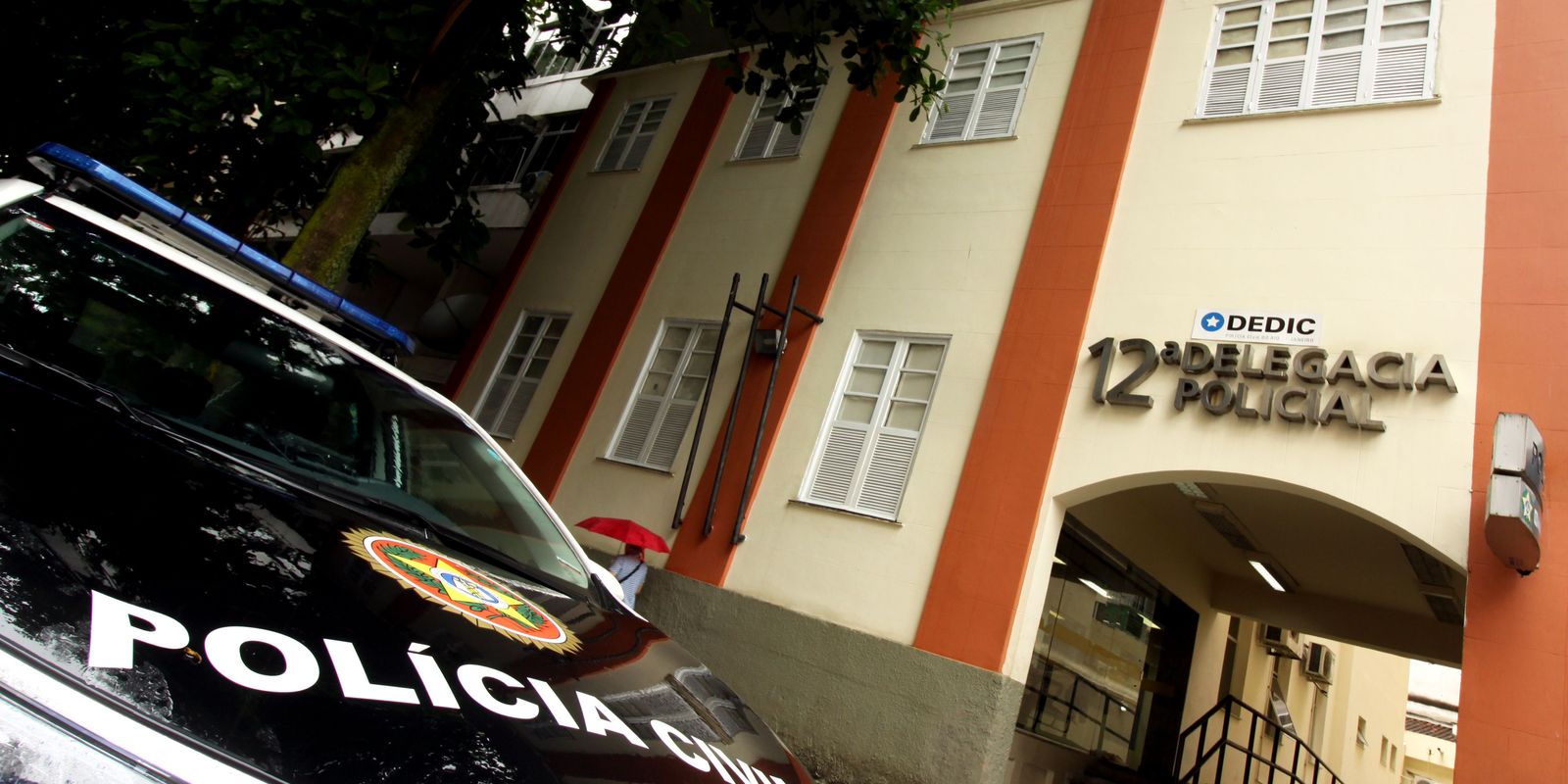 Indiciado por estupro coletivo no Rio se apresenta à polícia e é preso Indiciado por estupro coletivo no Rio se apresenta à polícia e é preso
