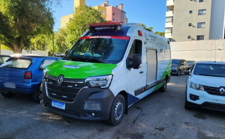 Ladrão em ‘modo GTA’ furta ambulância de hospital e é capturado após perseguição da PM Ladrão em ‘modo GTA’ furta ambulância de hospital e é capturado após perseguição da PM