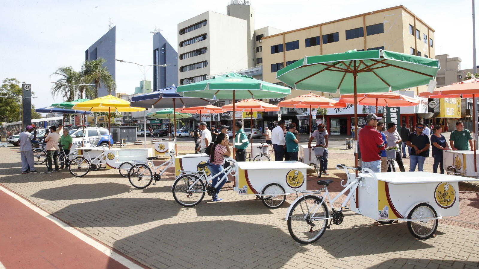 Prefeitura entrega 46 alvarás para food trucks e comércio móvel Prefeitura entrega 46 alvarás para food trucks e comércio móvel