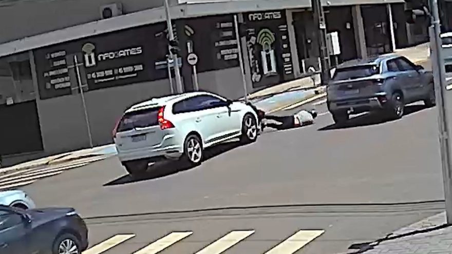 Câmera flagra Volvo e Yamaha Neo em colisão traseira no Centro de Cascavel