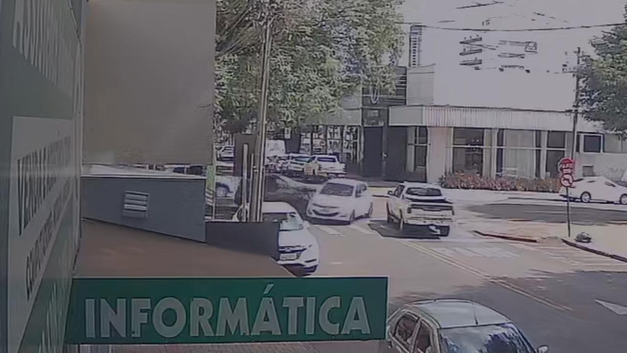 Câmera registra acidente entre dois carros no cruzamento das ruas Paraná e Visconde de Guarapuava