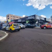 Pai e filho são mortos em loja de veículos na Rua Cuiabá, em Cascavel Imagem referente a Pai e filho são mortos em loja de veículos na Rua Cuiabá, em Cascavel