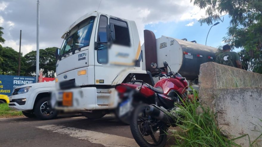 Acidente na Rua Jacarezinho deixa motociclista ferida