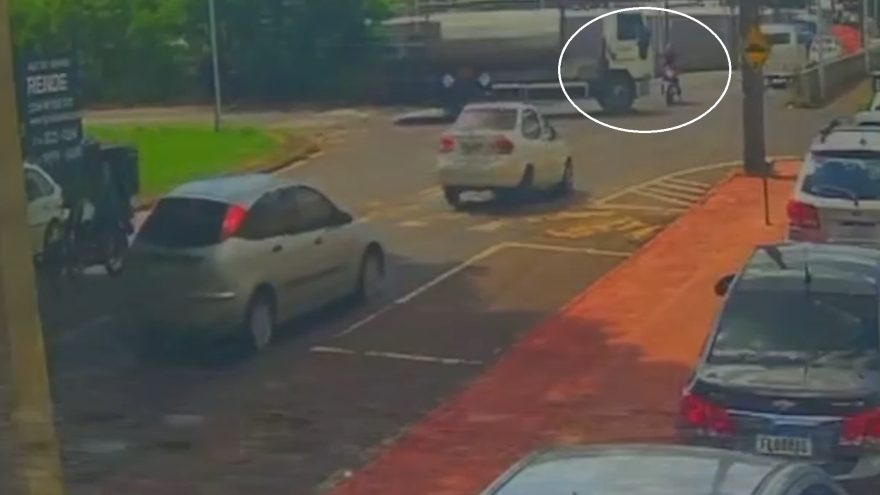 Mulher escapa por pouco de ser esmagada por caminhão em Cascavel