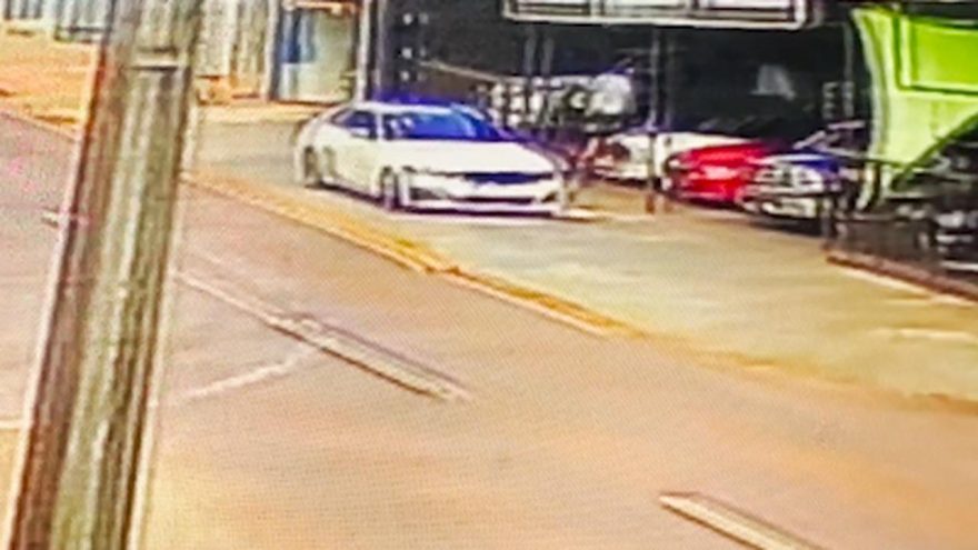 Câmera flagra suspeitos chegando em loja de veículos onde pai e filho foram assassinados