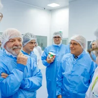 Imagem referente a Lula visita fábrica que fornece 19 milhões de produtos ao SUS