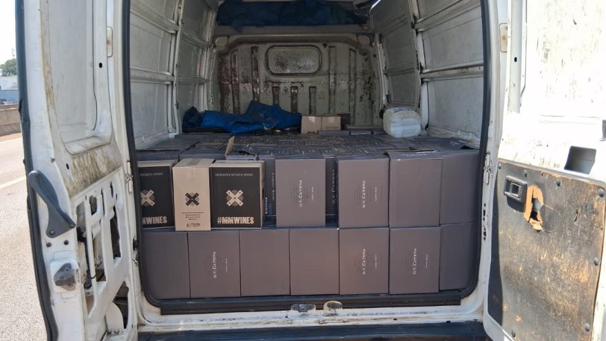 Carga de vinhos é apreendida pela PRF na BR-369, em Cascavel