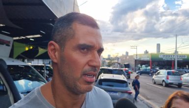 Imagem referente a “Três tiros”, diz delegado da Polícia Civil de Cascavel sobre morte de pai e filho em loja de carros