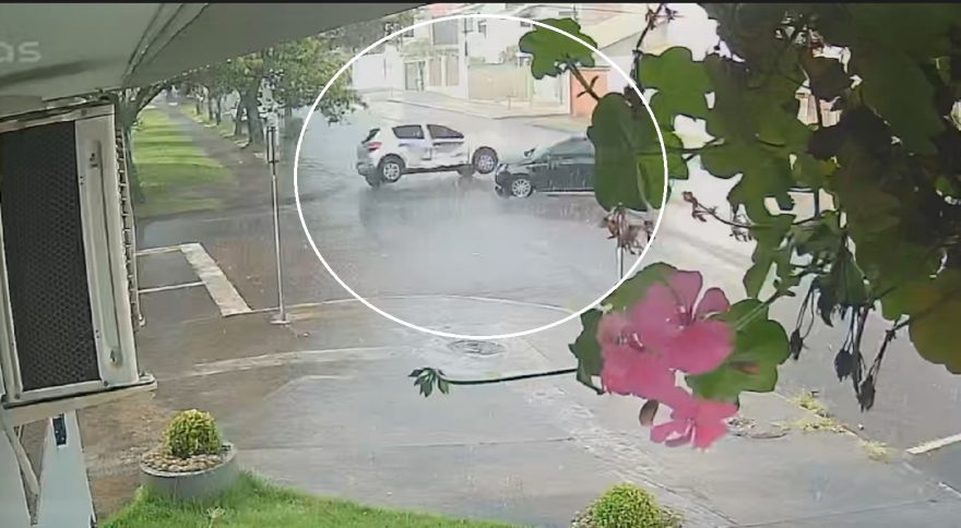 Colisão entre dois carros é flagrada por câmera no bairro Neva, em Cascavel
