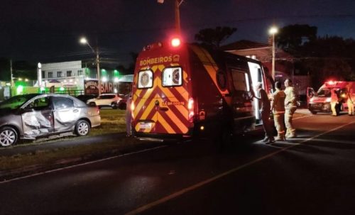 Carro invade preferencial e deixa casal de moto ferido em Curitiba