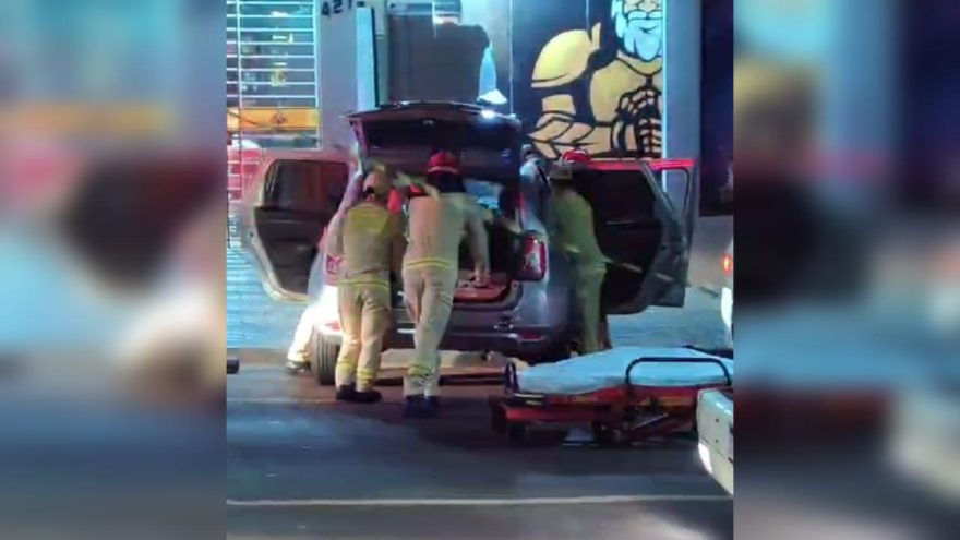 Carro atinge fachada de distribuidora de bebidas no Bairro Santa Cruz em Cascavel