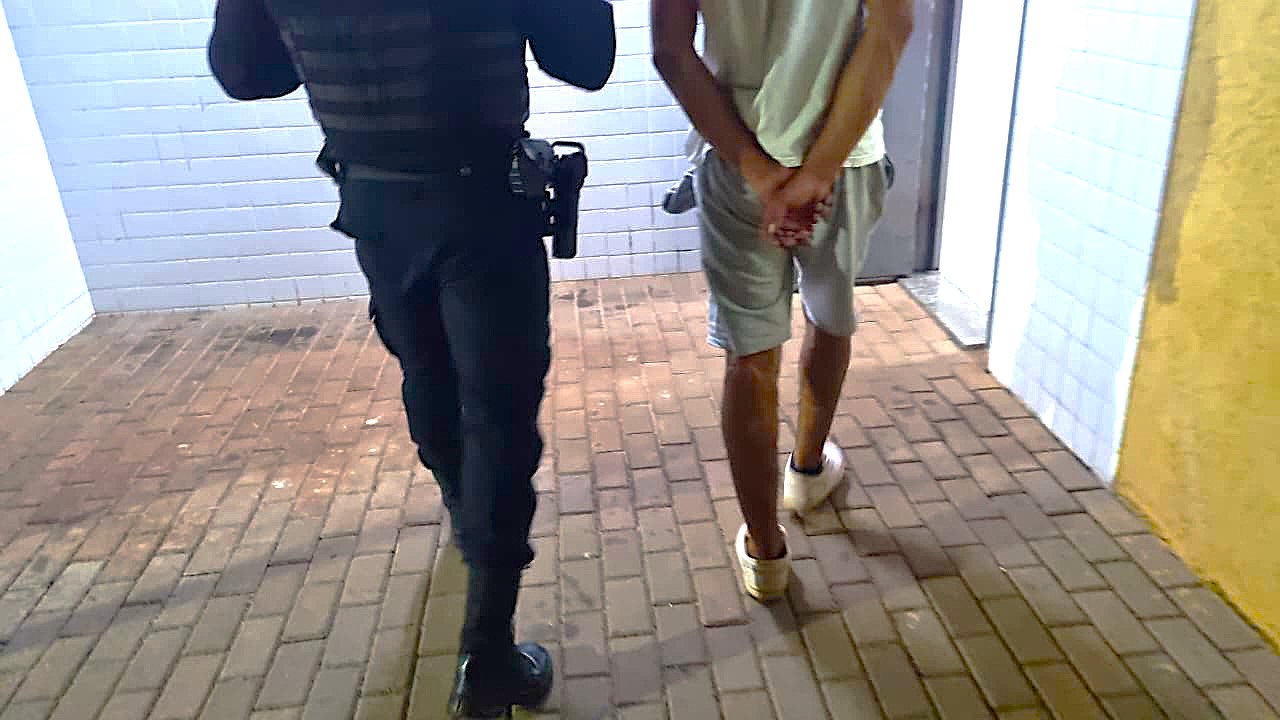 Após ameaçar o pai e pegar botijão para trocar por drogas, homem é detido pela Guarda Municipal Após ameaçar o pai e pegar botijão para trocar por drogas, homem é detido pela Guarda Municipal
