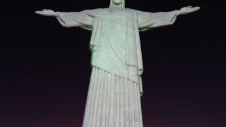 Cristo Redentor é iluminado com mensagens de campanha contra violência