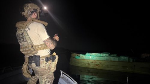 PF e PM apreendem embarcação com 60 mil maços de cigarros no Lago de Itaipu