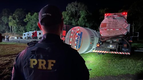 Acidente entre caminhões provoca vazamento de combustível na BR-277, em Prudentópolis