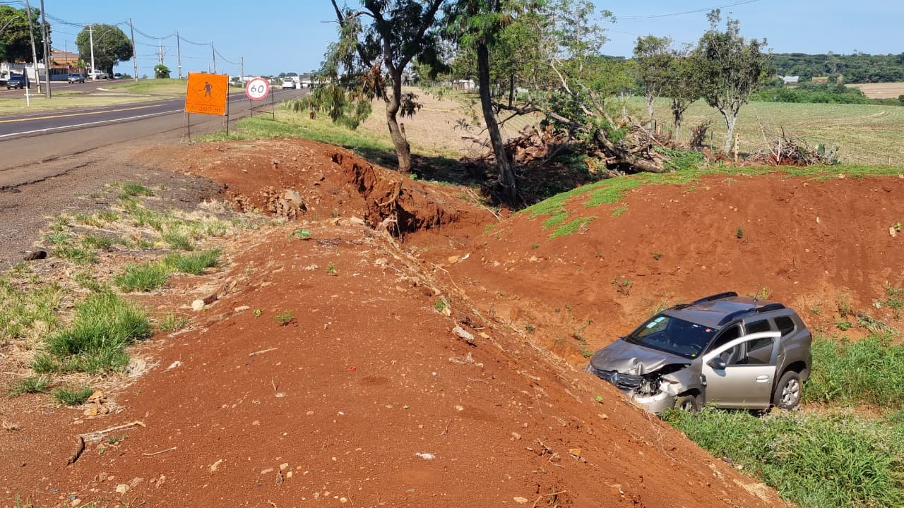 Carro cai em barranco na BR-277, em Santa Tereza do Oeste Carro cai em barranco na BR-277, em Santa Tereza do Oeste
