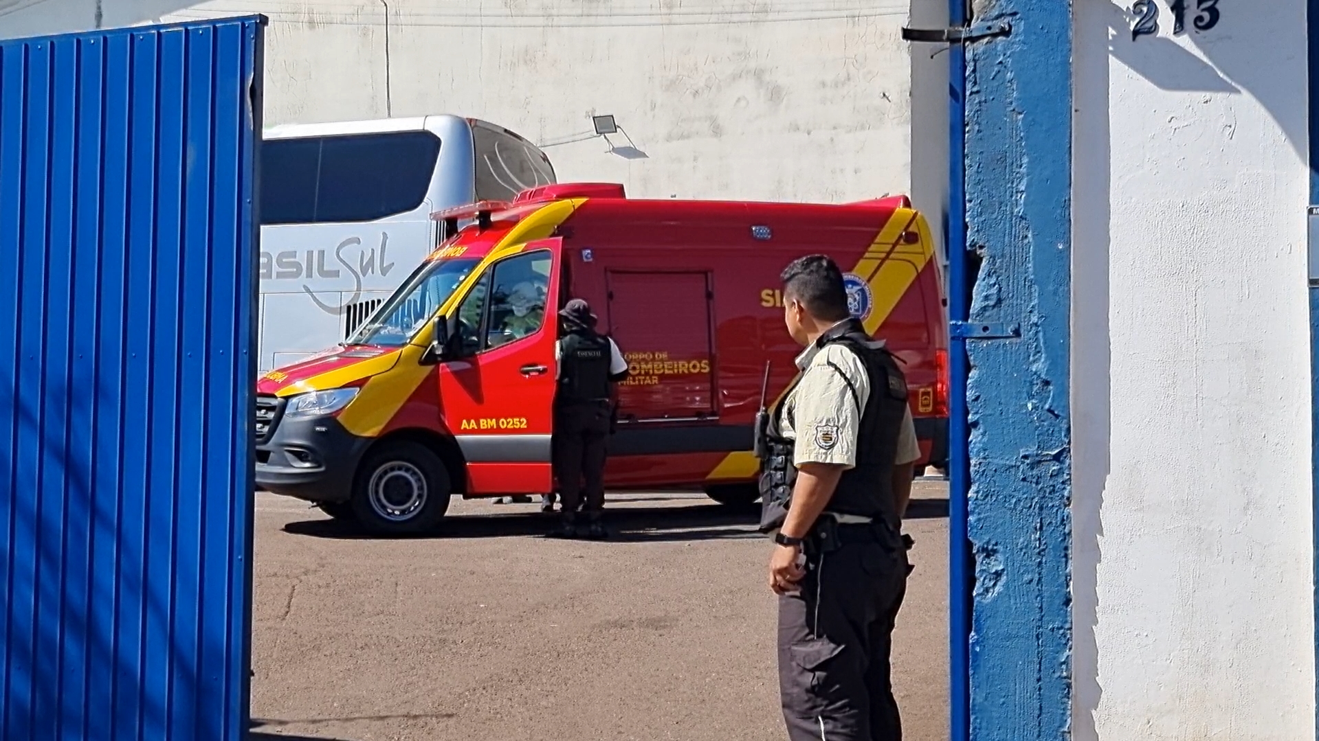 Vítima ferida por arma de fogo é socorrida pelo Siate no depósito da Receita Federal Vítima ferida por arma de fogo é socorrida pelo Siate no depósito da Receita Federal