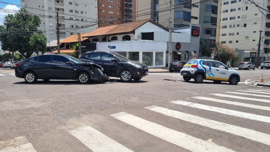 Três carros se envolvem em colisão na Rua Mato Grosso, no Centro