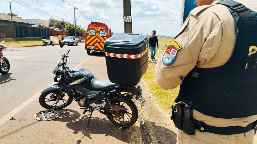 Jovem tem suspeita de fratura de fêmur e quadril em batida entre moto e carro no Floresta