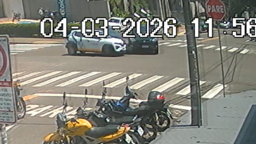 Câmera registra acidente entre três carros na Rua Mato Grosso