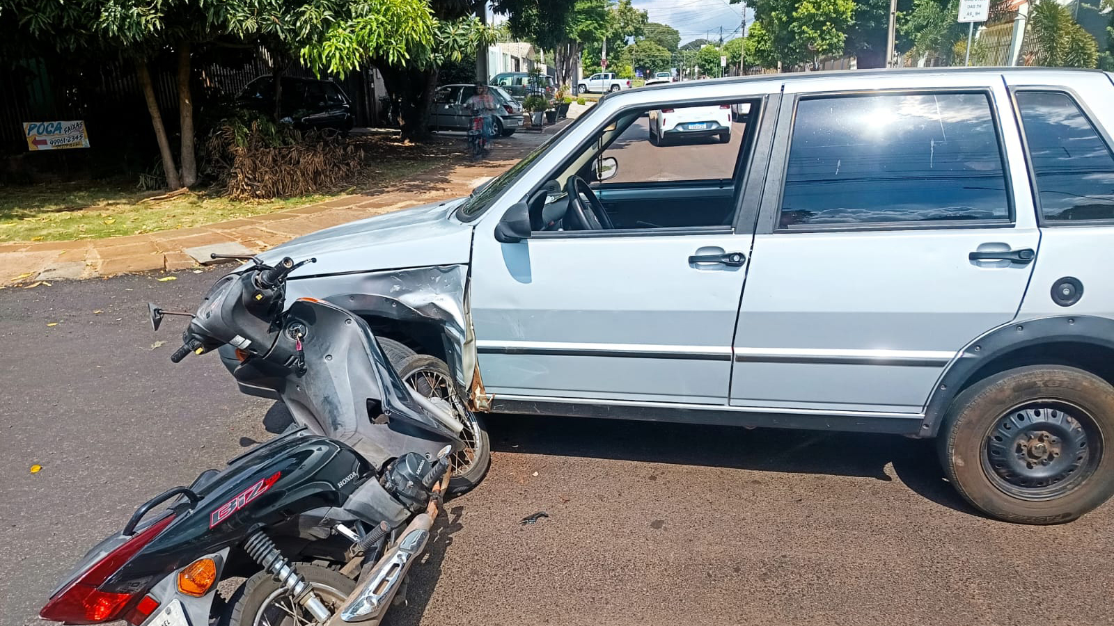 Acidente entre Honda Biz e Fiat Uno deixa adolescente ferido no Alto Alegre, em Cascavel Acidente entre Honda Biz e Fiat Uno deixa adolescente ferido no Alto Alegre, em Cascavel