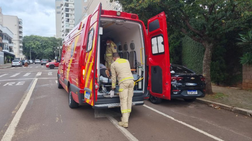 Idosa é socorrida pelo Siate na Rua Mato Grosso