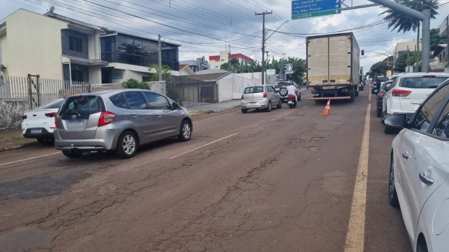 Caminhão apresenta pane mecânica e interdita pista da Rua Vitória em Cascavel
