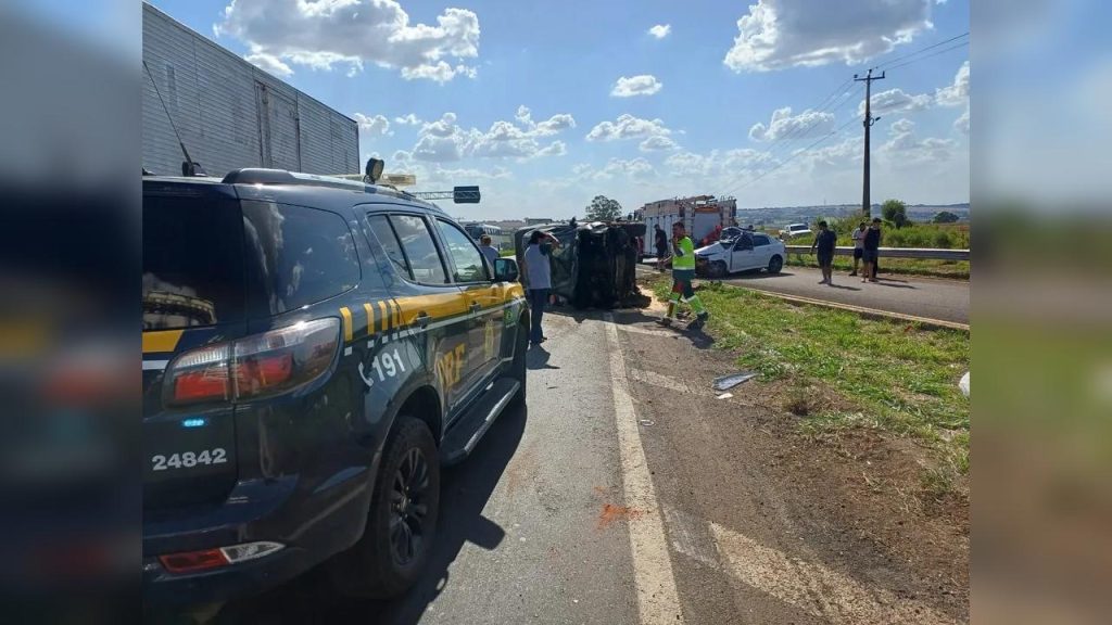 Motorista morre após tentar retorno perto de pedágio e ser atingido por caminhonete na BR-376