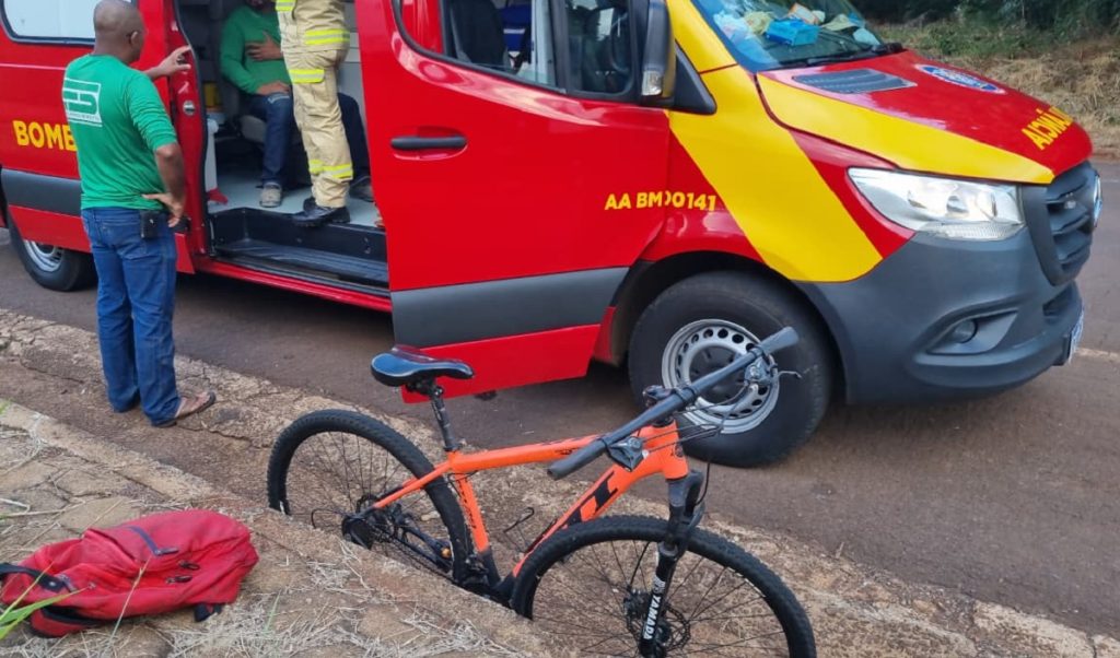 Ciclista bate contra Renegade no Country e é atendido pelo Siate após pancada no tórax