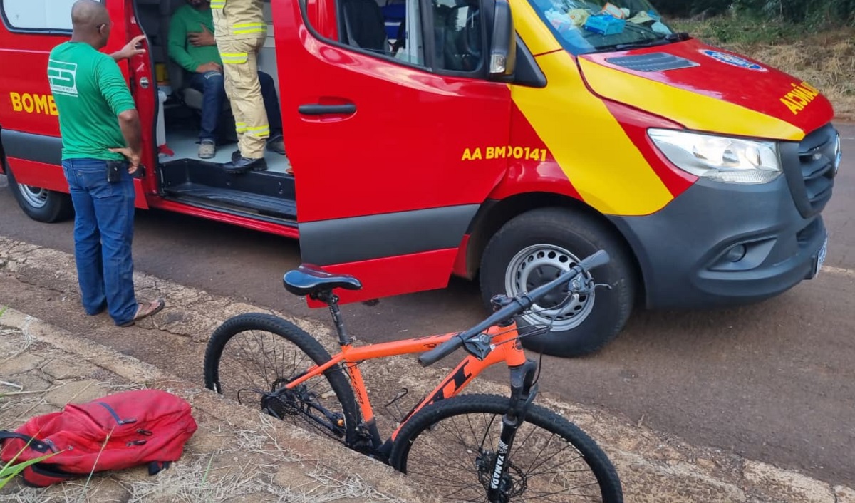 Ciclista bate contra Renegade no Country e é atendido pelo Siate após pancada no tórax Ciclista bate contra Renegade no Country e é atendido pelo Siate após pancada no tórax