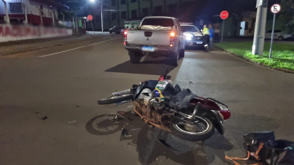Mulher de 30 anos fica ferida após batida entre Biz e caminhonete no Pioneiros Catarinenses