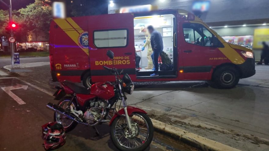 Casal fica ferido após carro atingir traseira de moto em Cascavel