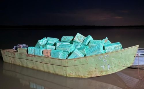 PF e Polícia Militar apreendem embarcação com 60 mil maços de cigarros no Lago de Itaipu, em Missal