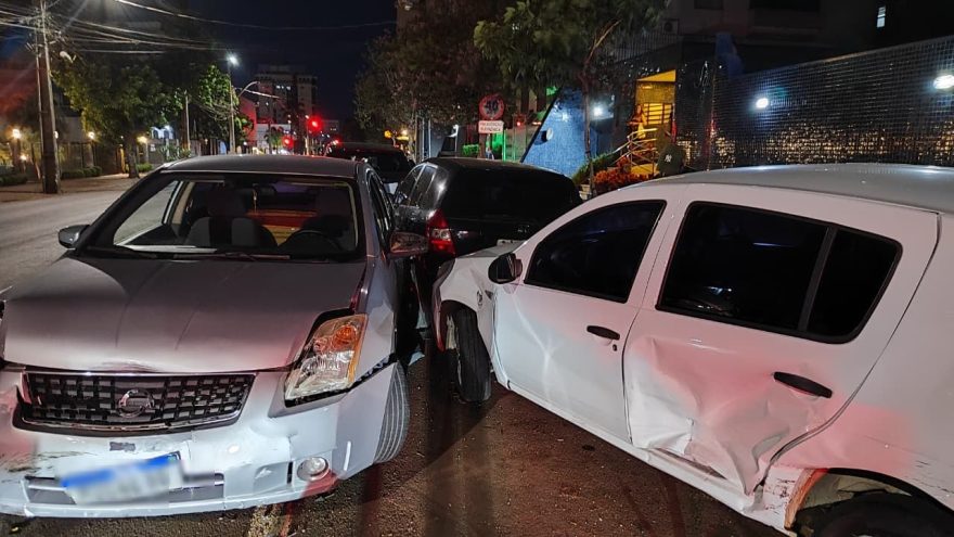 Condutor de Sentra perde o controle e colide contra Fit e Sandero estacionados na Rua Minas Gerais