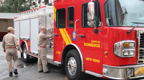 Motorista fica gravemente ferido após colisão traseira entre ônibus e caminhão na BR-277
