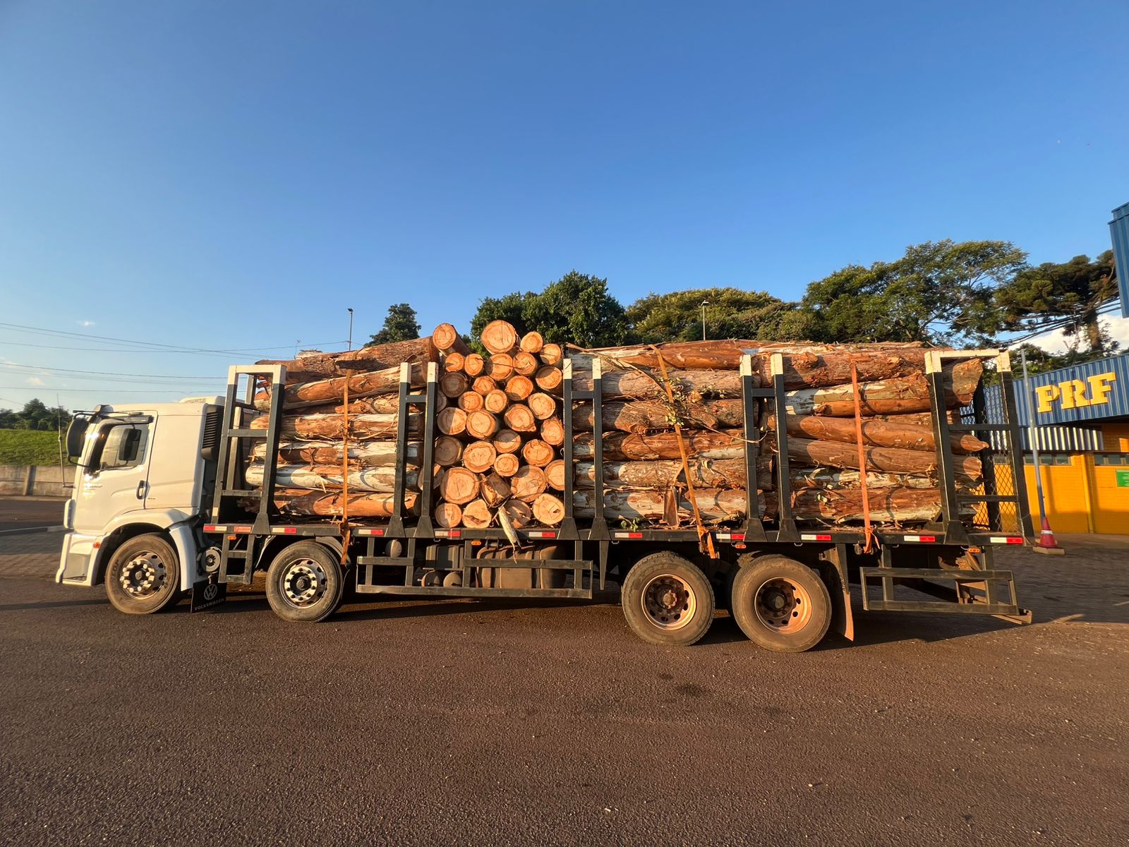 PRF flagra caminhão com 15 toneladas de excesso de carga e motorista reincidente na BR-277 PRF flagra caminhão com 15 toneladas de excesso de carga e motorista reincidente na BR-277