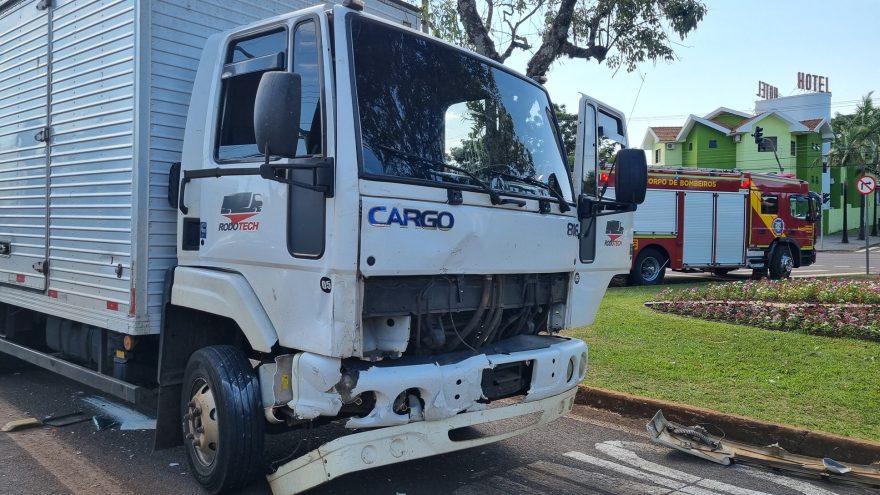 Duas pessoas ficam feridas após colisão entre Creta e caminhão na Avenida Tancredo Neves
