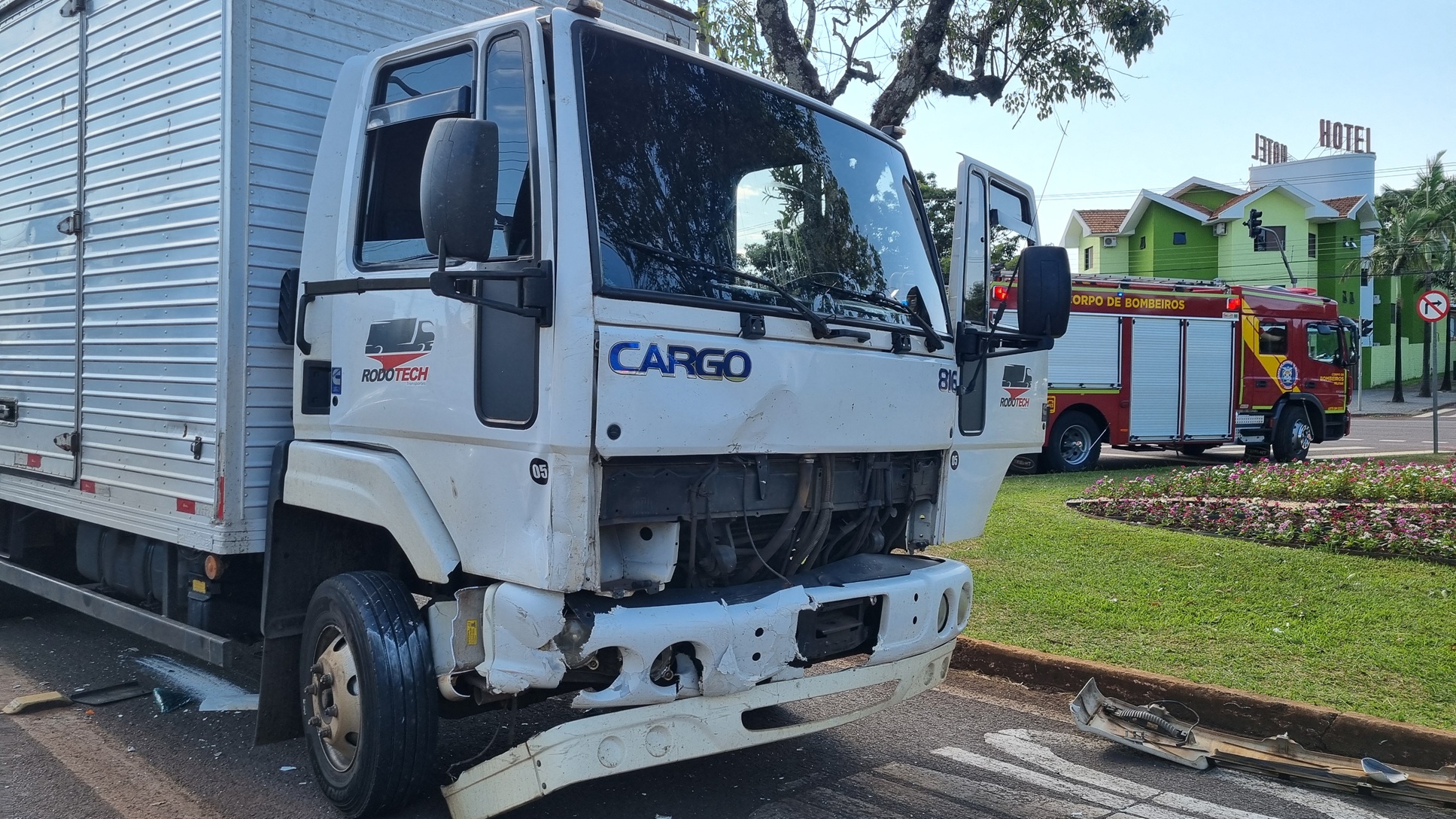 Duas pessoas ficam feridas após colisão entre Creta e caminhão na Avenida Tancredo Neves Duas pessoas ficam feridas após colisão entre Creta e caminhão na Avenida Tancredo Neves