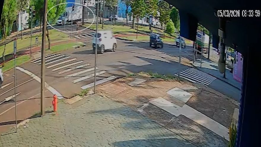 Câmera flagra forte impacto entre Creta e caminhão Cargo 816