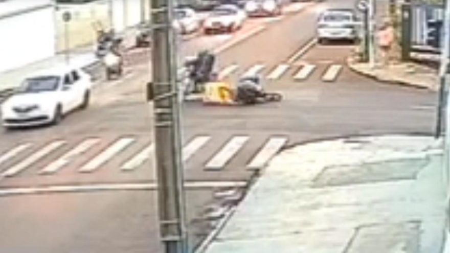 Câmera flagra colisão entre motos na Rua Cuiabá