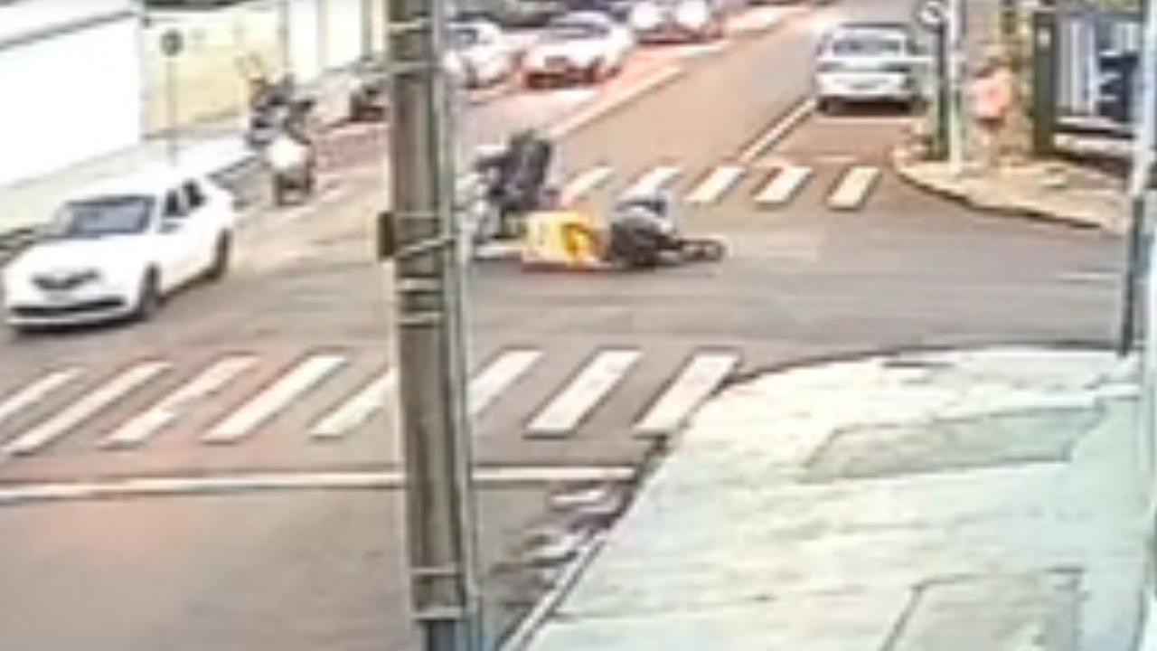 Câmera flagra colisão entre motos na Rua Cuiabá Câmera flagra colisão entre motos na Rua Cuiabá