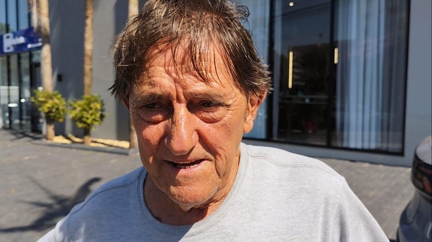 “Minuto de bobeira”, relata condutor de Fiat Uno que tombou após acidente com caminhão