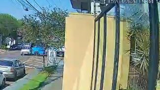 Uno fura preferencial e é atingido por caminhão na Rua da Bandeira
