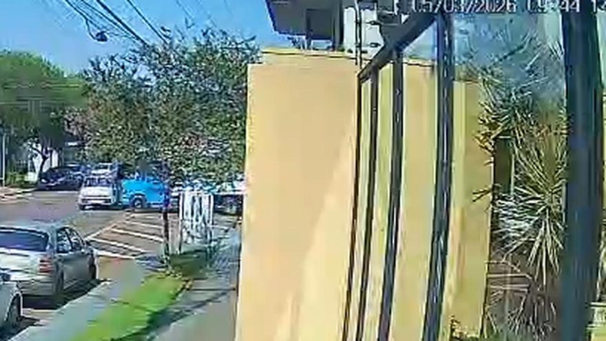 Uno fura preferencial e é atingido por caminhão na Rua da Bandeira