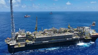 Conflito no Oriente pode elevar exportações de combustível do Brasil Conflito no Oriente pode elevar exportações de combustível do Brasil