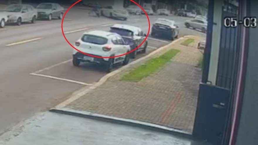 Câmera registra colisão entre moto e Civic no Cancelli