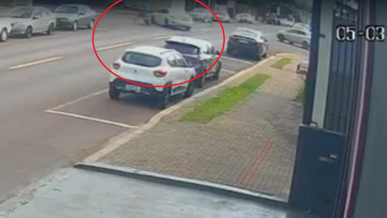 Câmera registra colisão entre moto e Civic no Cancelli