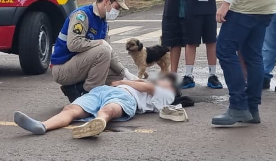 Batida entre moto e carro deixa jovem ferido estirado no asfalto no Alto Alegre