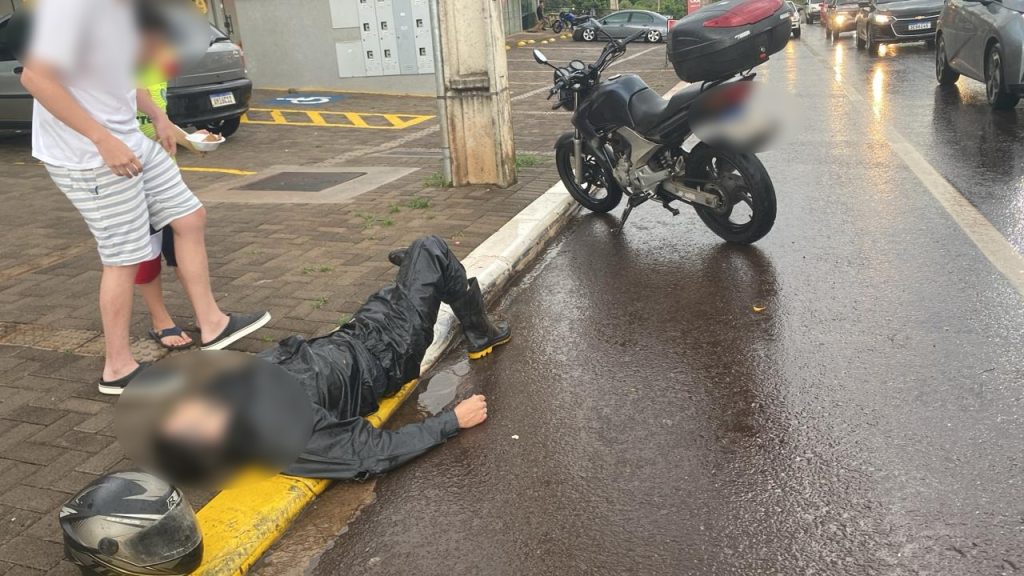 Mulher é atropelada por moto na Rua Ipanema em Cascavel