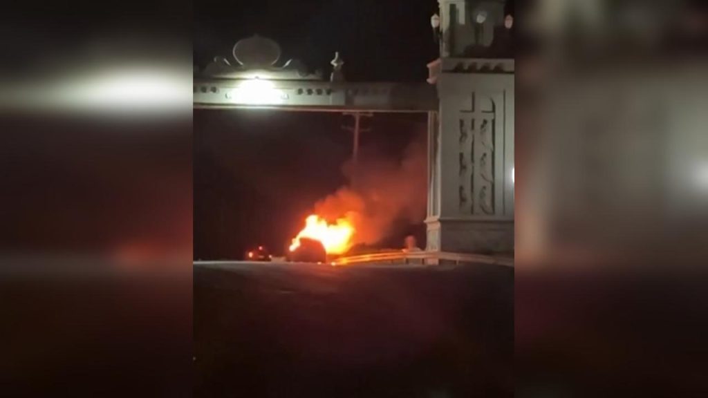 Incêndio destrói carro na rodovia PR-082, no Paraná